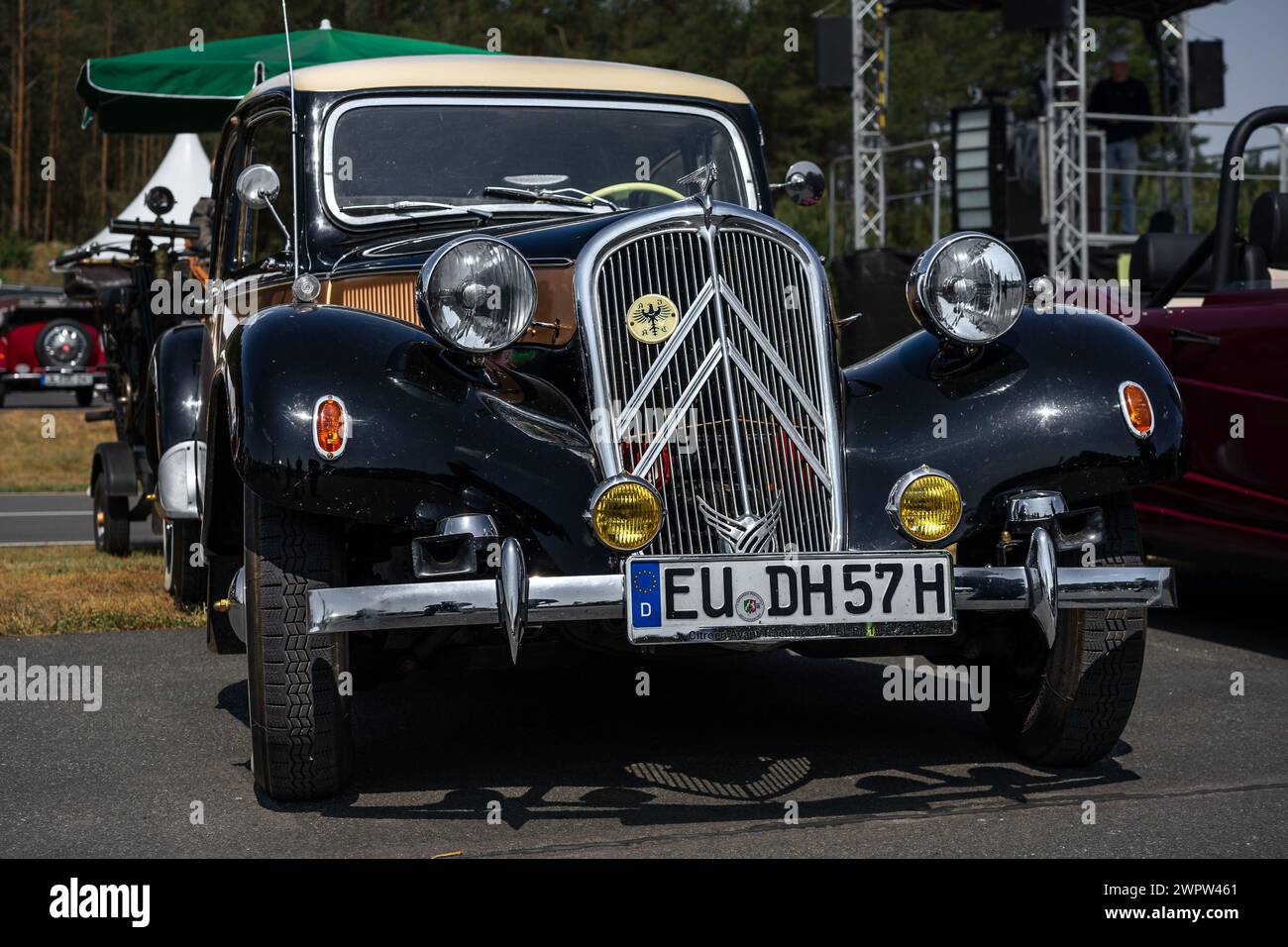 LINTHE, GERMANIA - 27 MAGGIO 2023: L'auto executive Citroen Traction Avant, 1957. Die Oldtimer Show 2023. Foto Stock