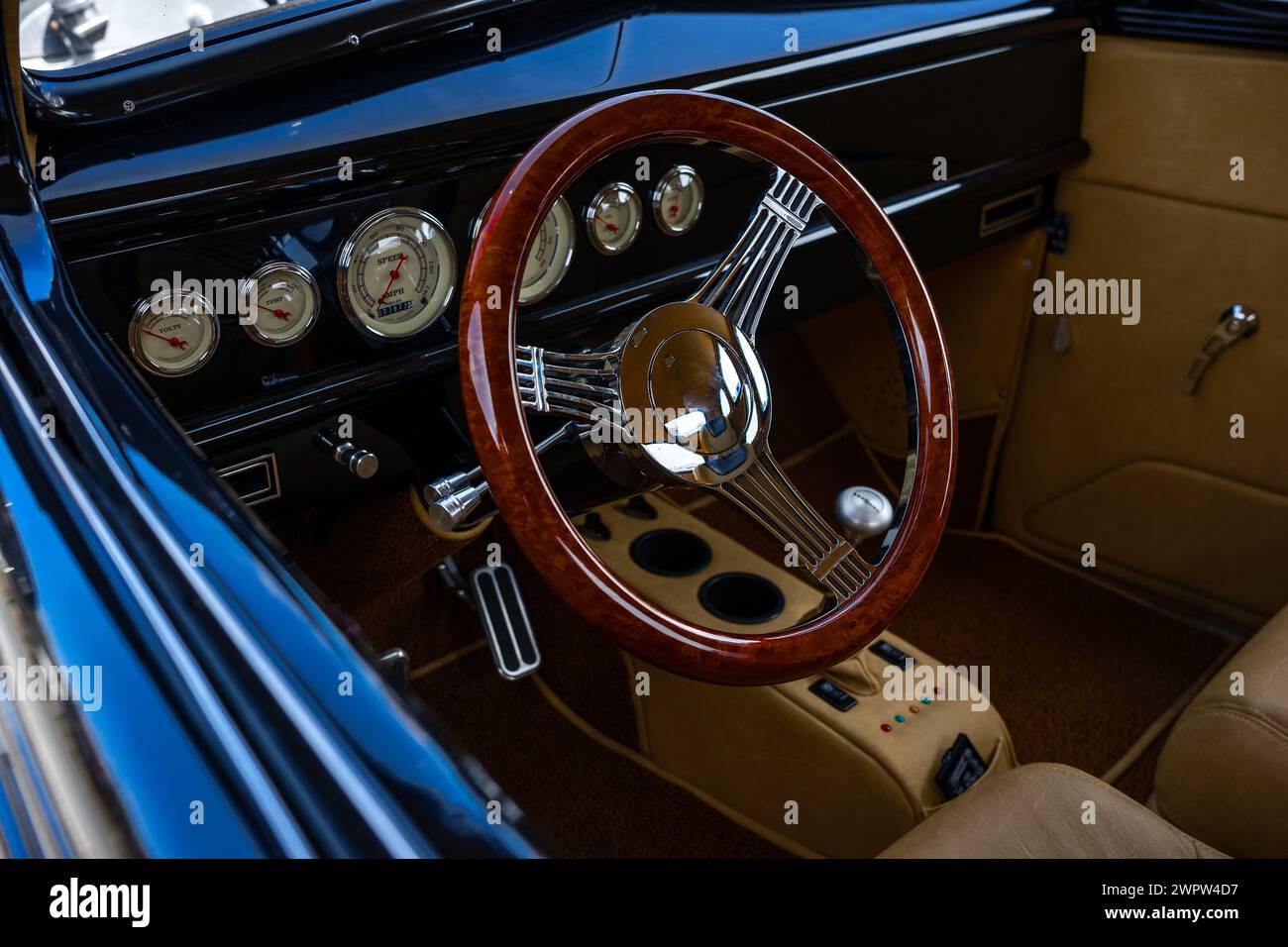 LINTHE, GERMANIA - 27 MAGGIO 2023: Gli interni dell'auto retrò Adler 10/50 Phaeton, 1925. Die Oldtimer Show 2023. Foto Stock