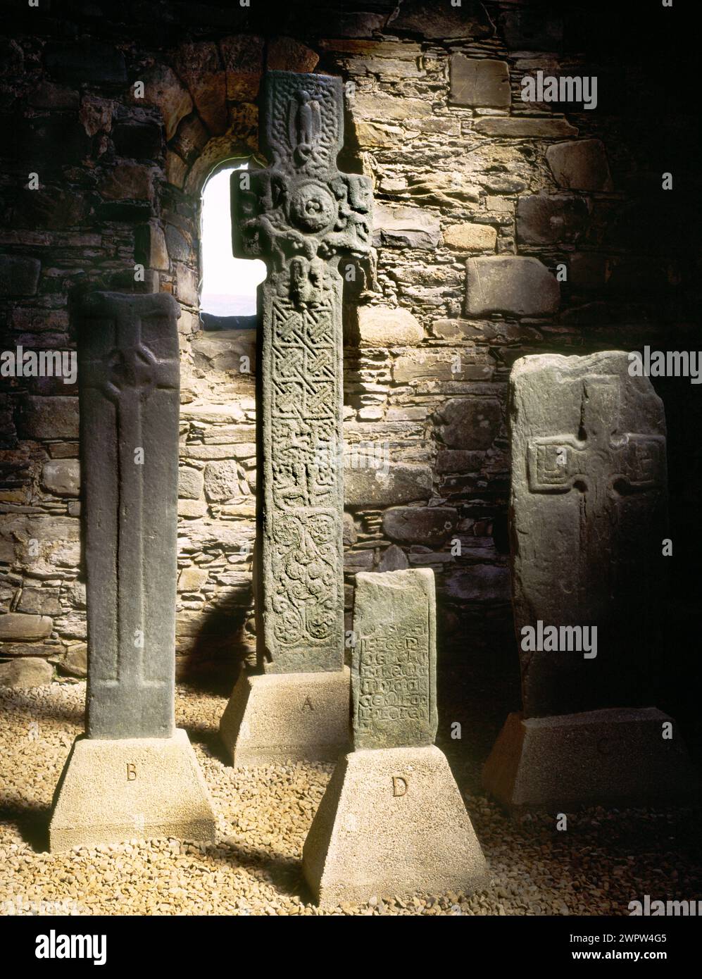 Cappella di St Charmaig, Keills Chapel, Tayvallich, Scozia. High Cross di Keills e altre tre croci. Cappella di San Charmaig, vicino all'estremità sud Foto Stock