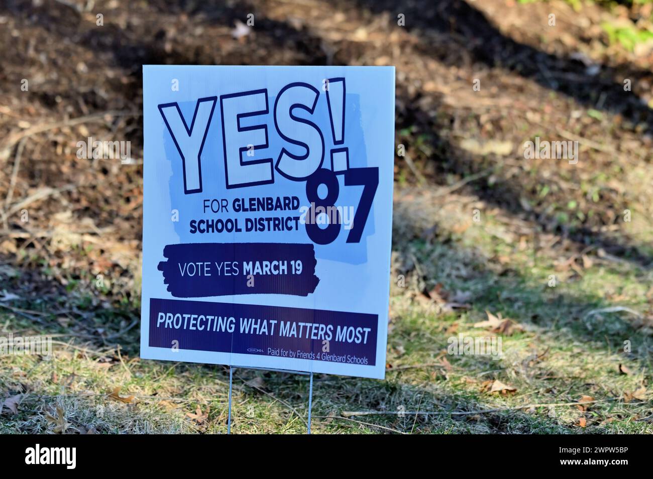 Glen Ellyn, Illinois, Stati Uniti: Lawn Sign sostiene la richiesta di un distretto scolastico locale di finanziare progetti di capitale tramite referendum elettorale. Foto Stock