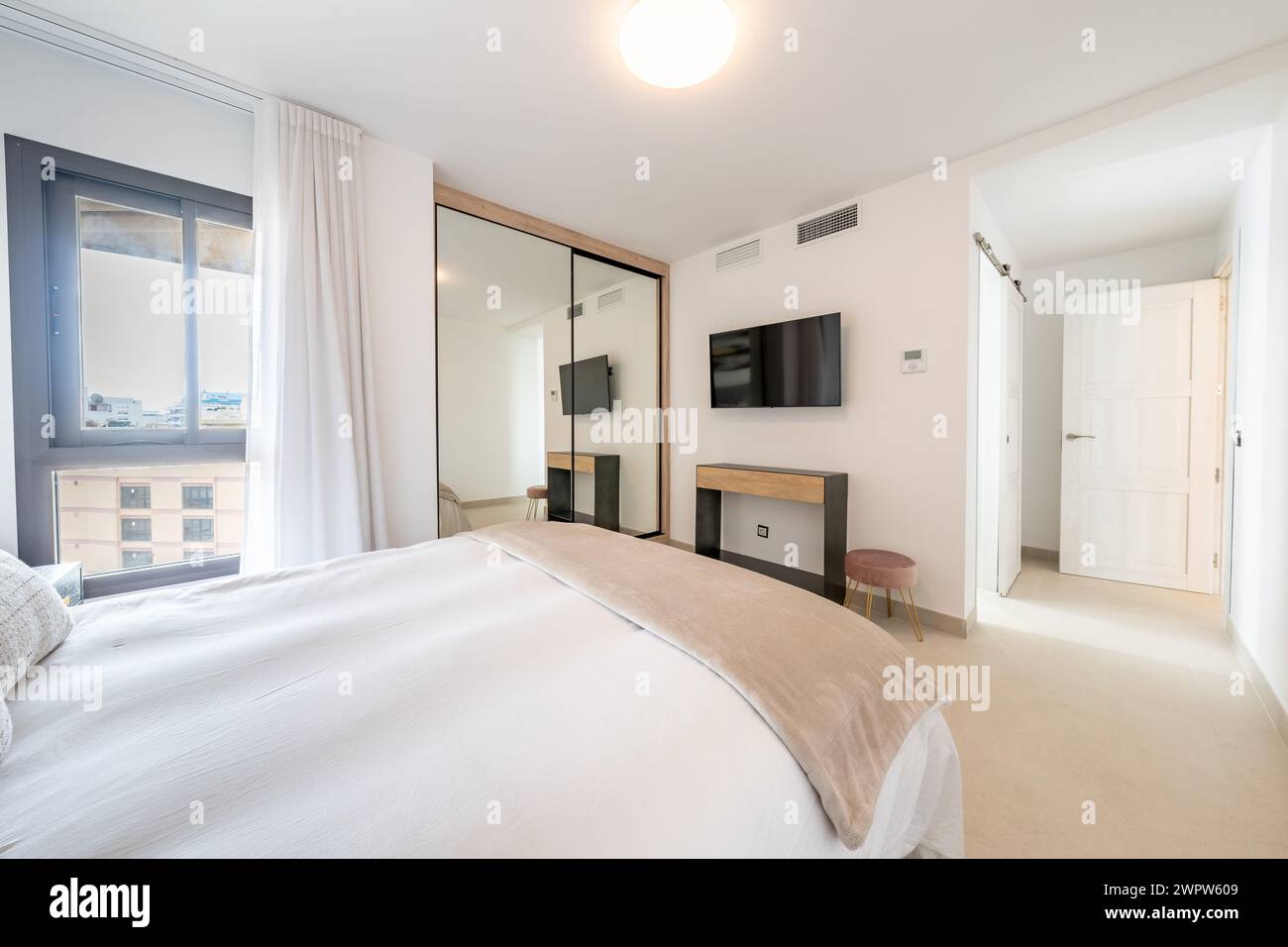 una grande camera da letto con guardaroba e bagno privato nella casa vacanze mediterranea Foto Stock