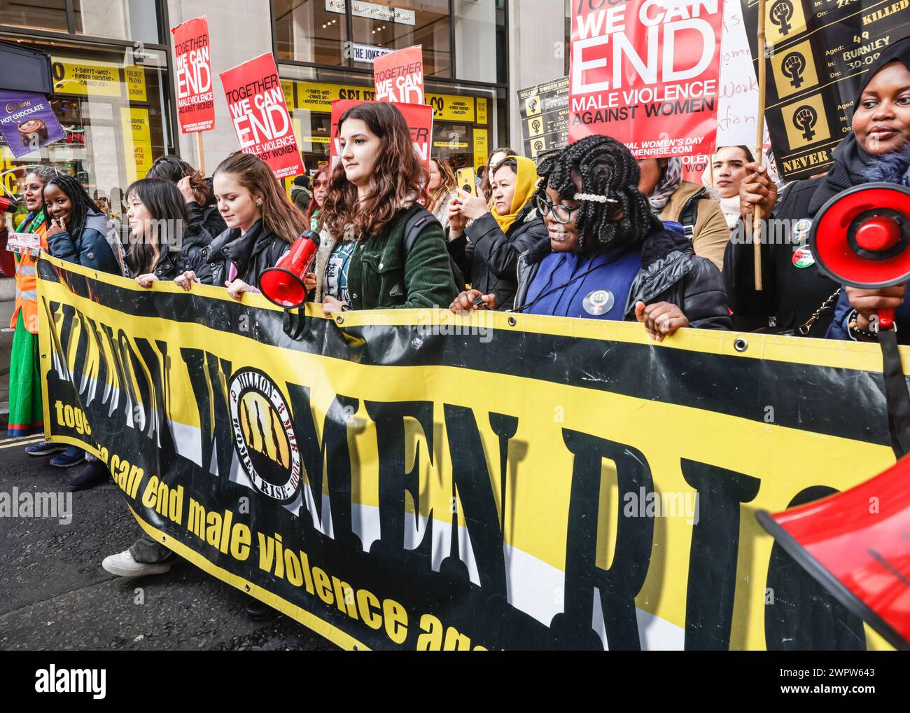 Londra, Regno Unito. 9 marzo 2024. I partecipanti alla marcia di Londra partono per il loro percorso da Oxford Street attraverso il centro di Londra. Million Women Rise è un raduno globale annuale di donne per porre fine alla violenza degli uomini contro le donne, di solito tenuto vicino alla giornata internazionale della donna. Crediti: Imageplotter/Alamy Live News Foto Stock