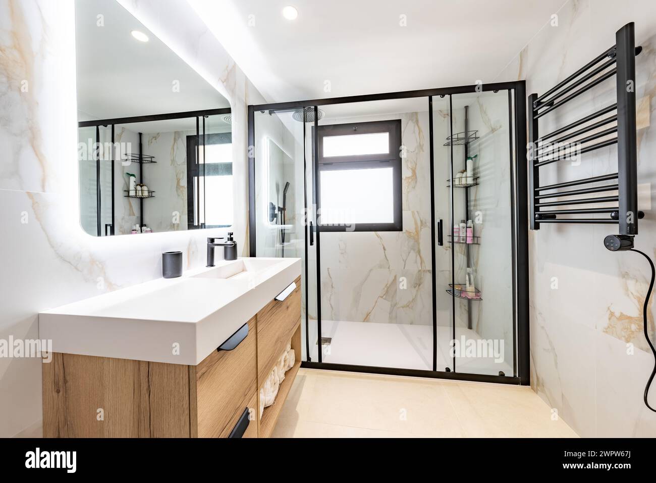 un'immagine di un lussuoso bagno con box doccia recentemente arredato in un lussuoso appartamento mediterraneo Foto Stock