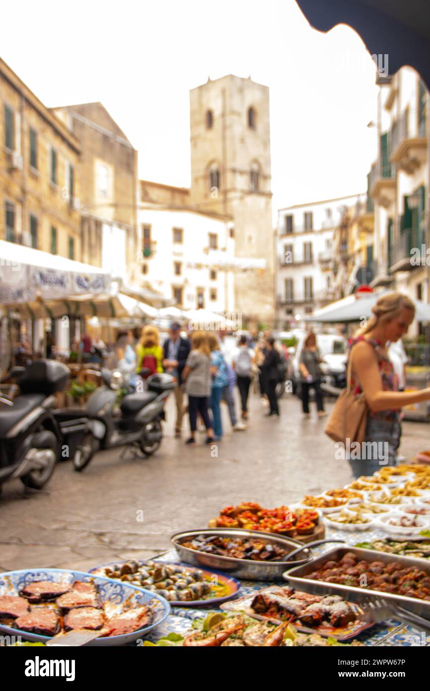 A Palermo, in Italia, il 2023 ottobre, Street food al Ballaro Market Foto Stock