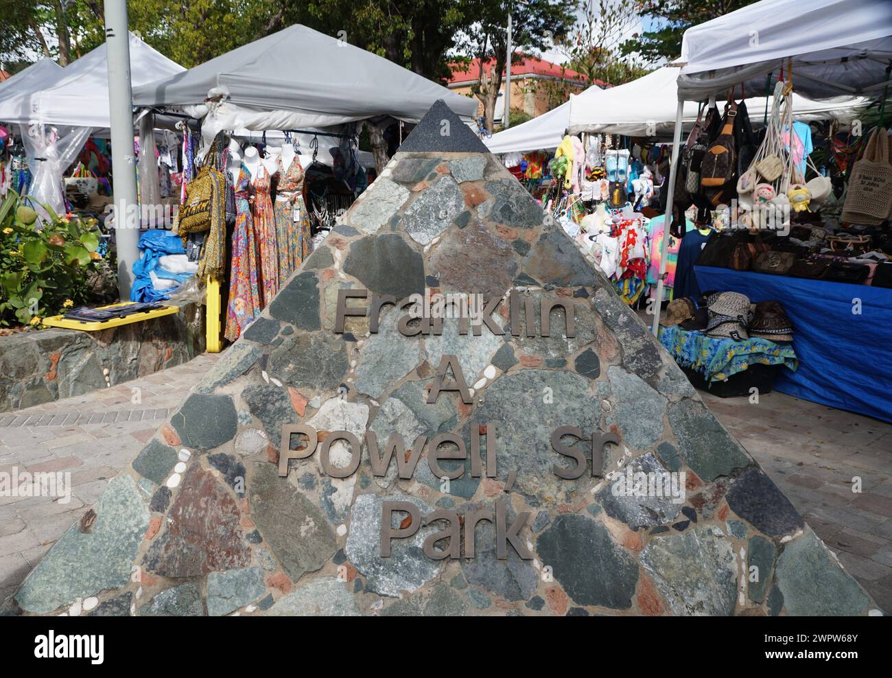 St John, Isole Vergini americane - 21 febbraio 2024 - il bar piramidale sulla spiaggia simbolo di Franklin A Powell Sr Park Foto Stock