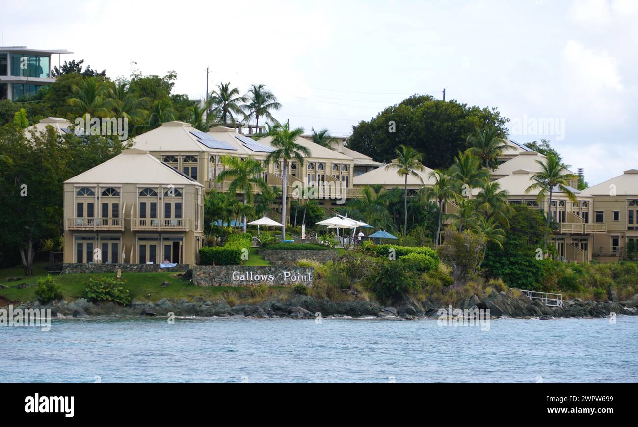 St John, Isole Vergini americane - 21 febbraio 2024 - Vista aerea dell'hotel e dei resort sul lungomare di Gallows Point presso Cruz Bay Foto Stock