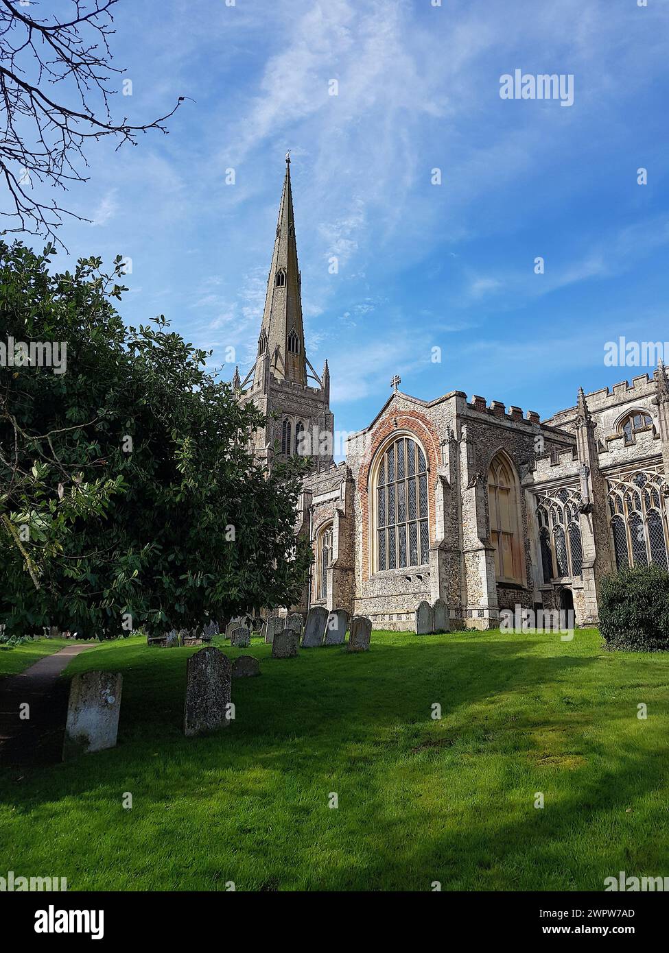 Una vista della chiesa nella storica Thaxted nella contea di Essex, Regno Unito. Foto Stock