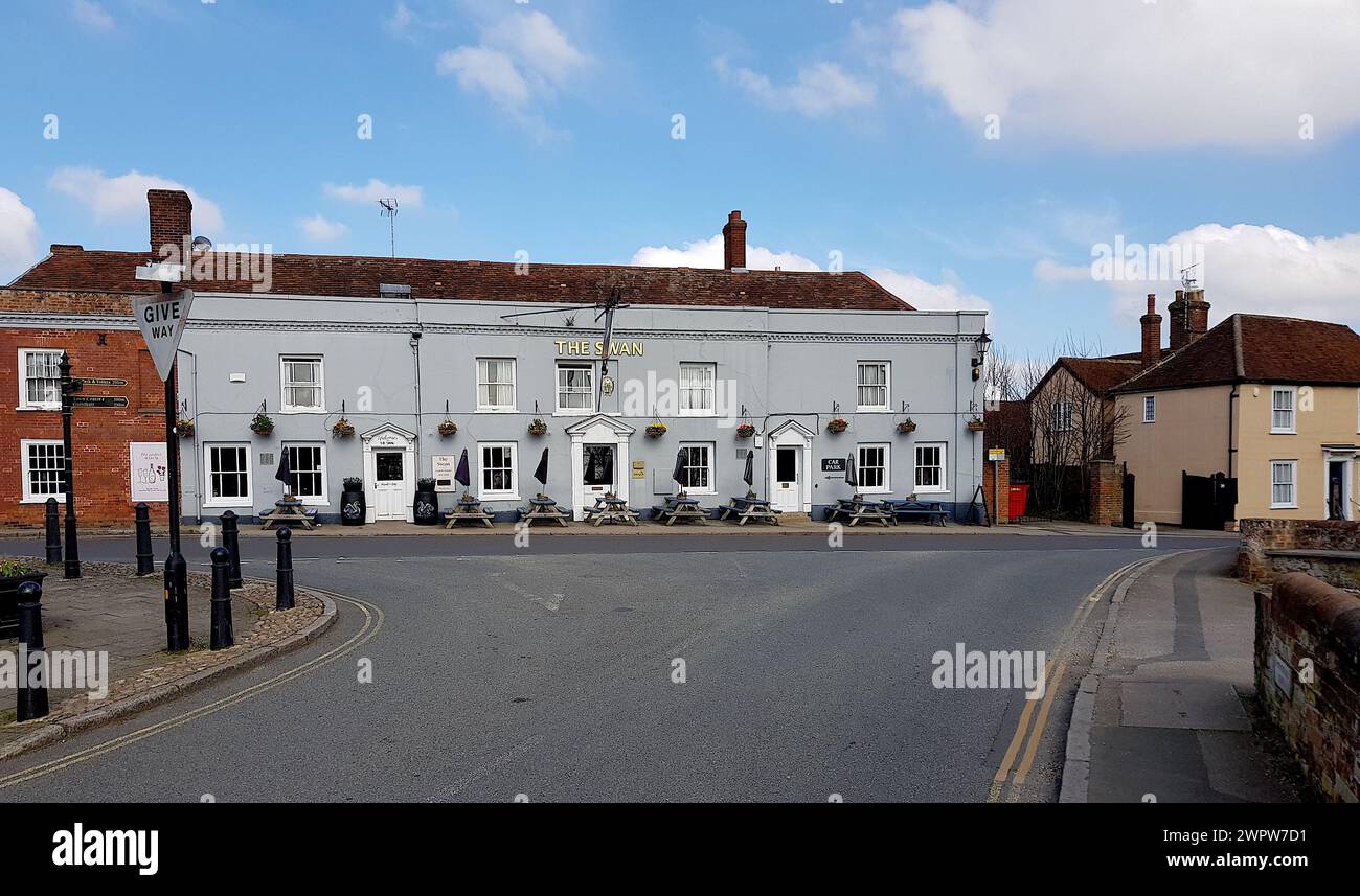 Una vista dello Swan Hotel nella storica Thaxted nella contea di Essex, Regno Unito. Foto Stock