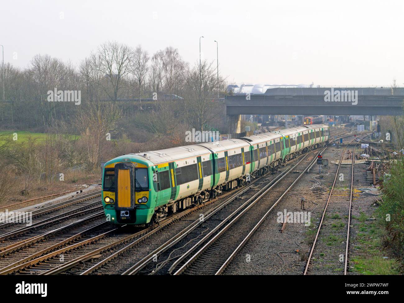 Un paio di unità elettriche multiple Classe 377 numeri 377439 e 377457 che operano in un servizio Southern in partenza dalla stazione dell'aeroporto di Gatwick. Foto Stock