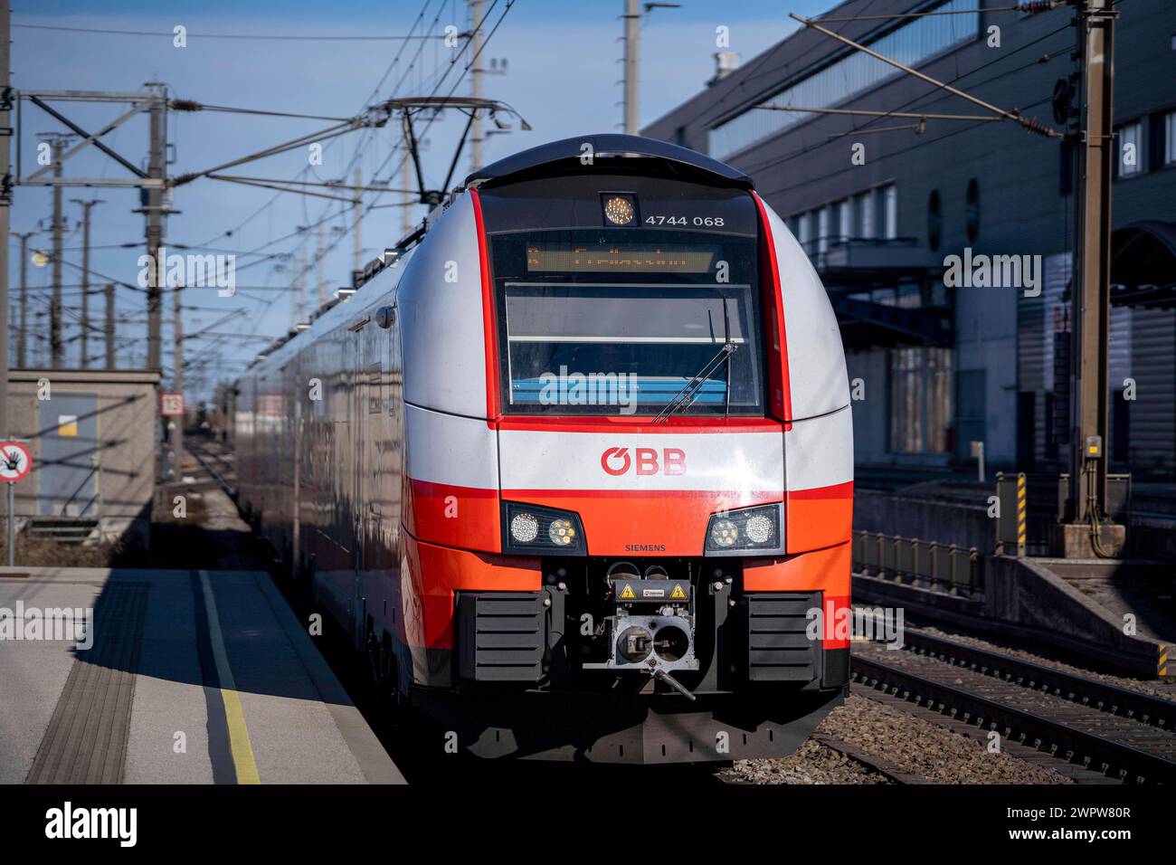 Wels, Österreich. 9. März 2024. ÖBB City-Jet Regional-Zug am Welser Hauptbahnhof. *** Wels, Austria 9 marzo 2024 ÖBB City Jet Regional train alla stazione centrale di Wels Foto Stock