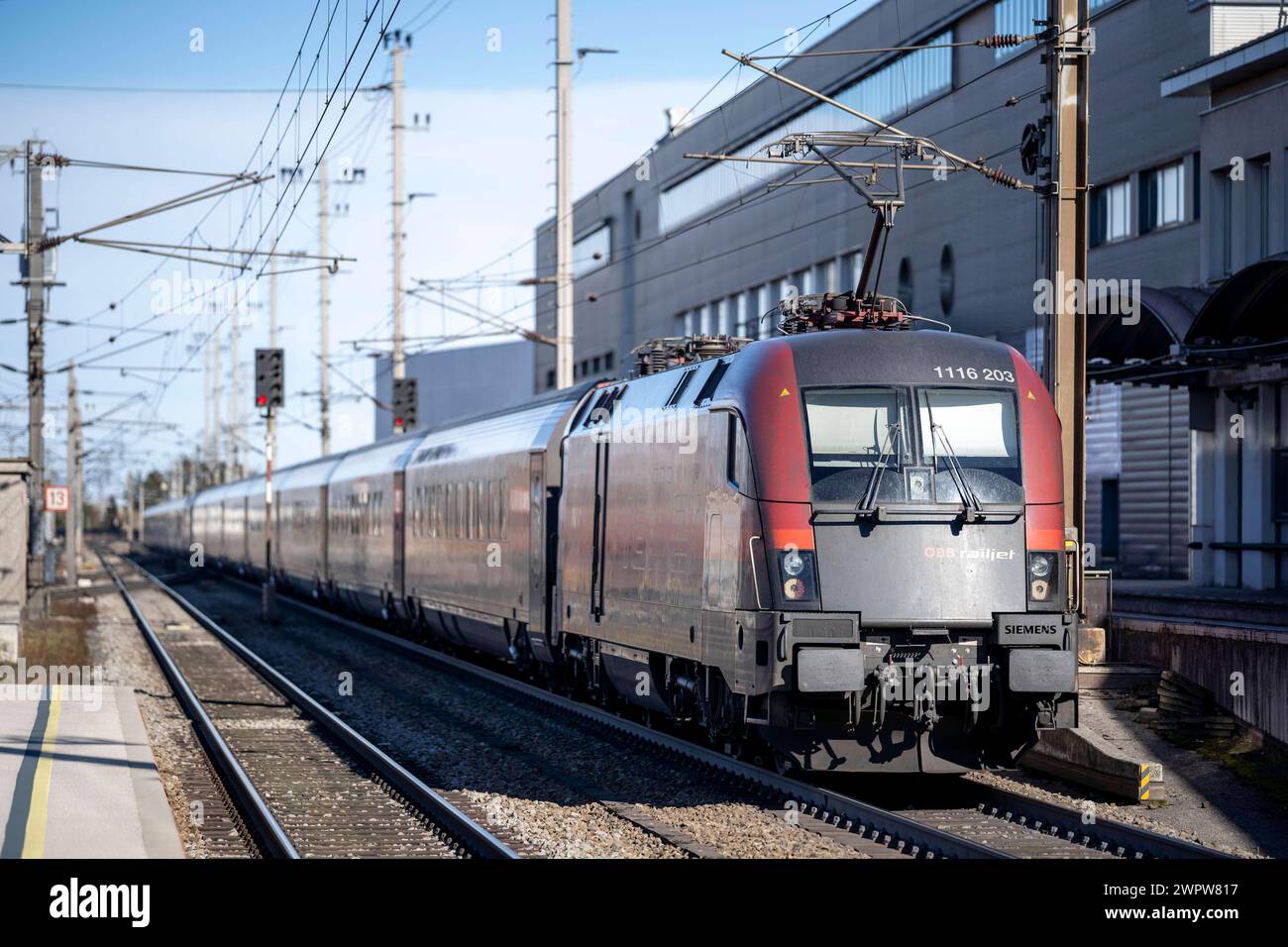 Wels, Österreich. 9. März 2024. Railjet Fernverkehrszug der Österreichischen Bundesbahnen am Hauptbahnhof Wels. *** Wels, Austria 9 marzo 2024 treno a lunga distanza Railjet delle Ferrovie federali austriache alla stazione centrale di Wels Foto Stock