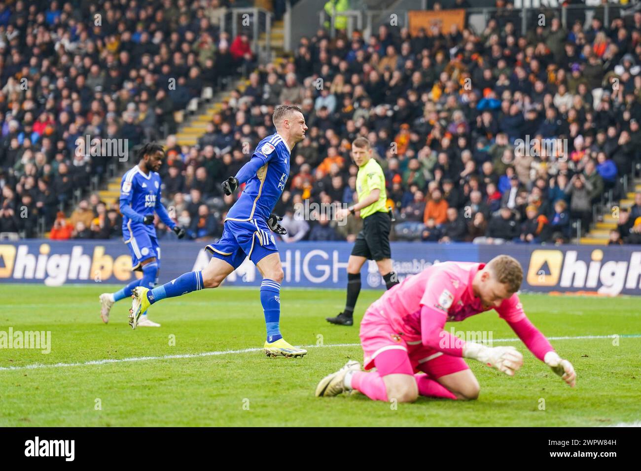 Hull, Regno Unito. 9 marzo 2024. L'attaccante del Leicester City Jamie Vardy (9) segna un GOL di 1-1 e festeggia durante la partita del campionato EFL Hull City AFC contro Leicester City FC al MKM Stadium di Hull, Inghilterra, Regno Unito il 9 marzo 2024 Credit: Every Second Media/Alamy Live News Foto Stock