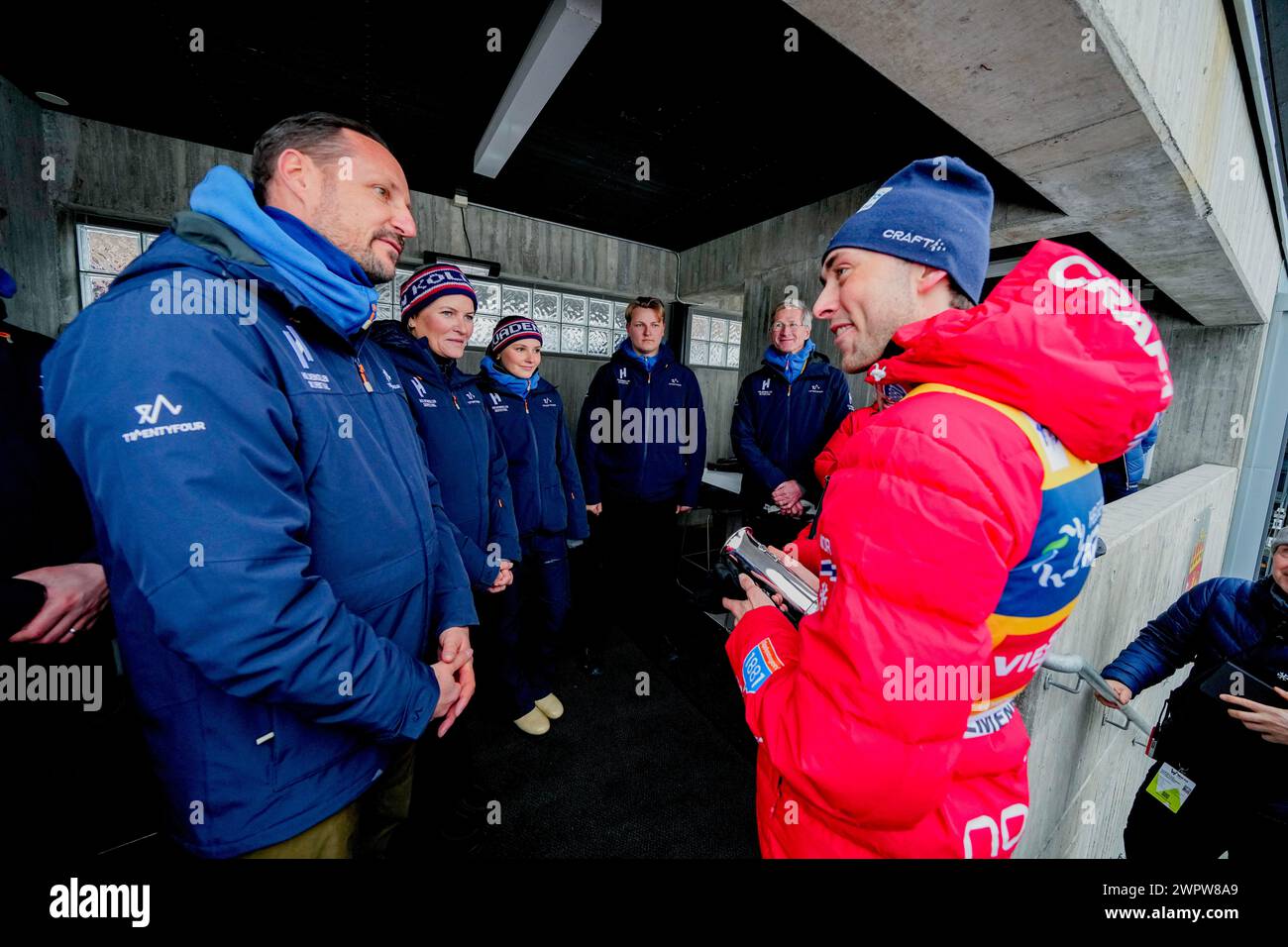 Oslo 20240309.Jarl Magnus Riiber e Ida Marie Hagen salutano il principe ereditario Haakon, la principessa mette-Marit, la principessa Ingrid Alexandra e il principe Sverre Magnus sulla tribuna reale dopo essere stati combinati a Holmenkollen. Foto: Beate Oma Dahle / NTB Foto Stock