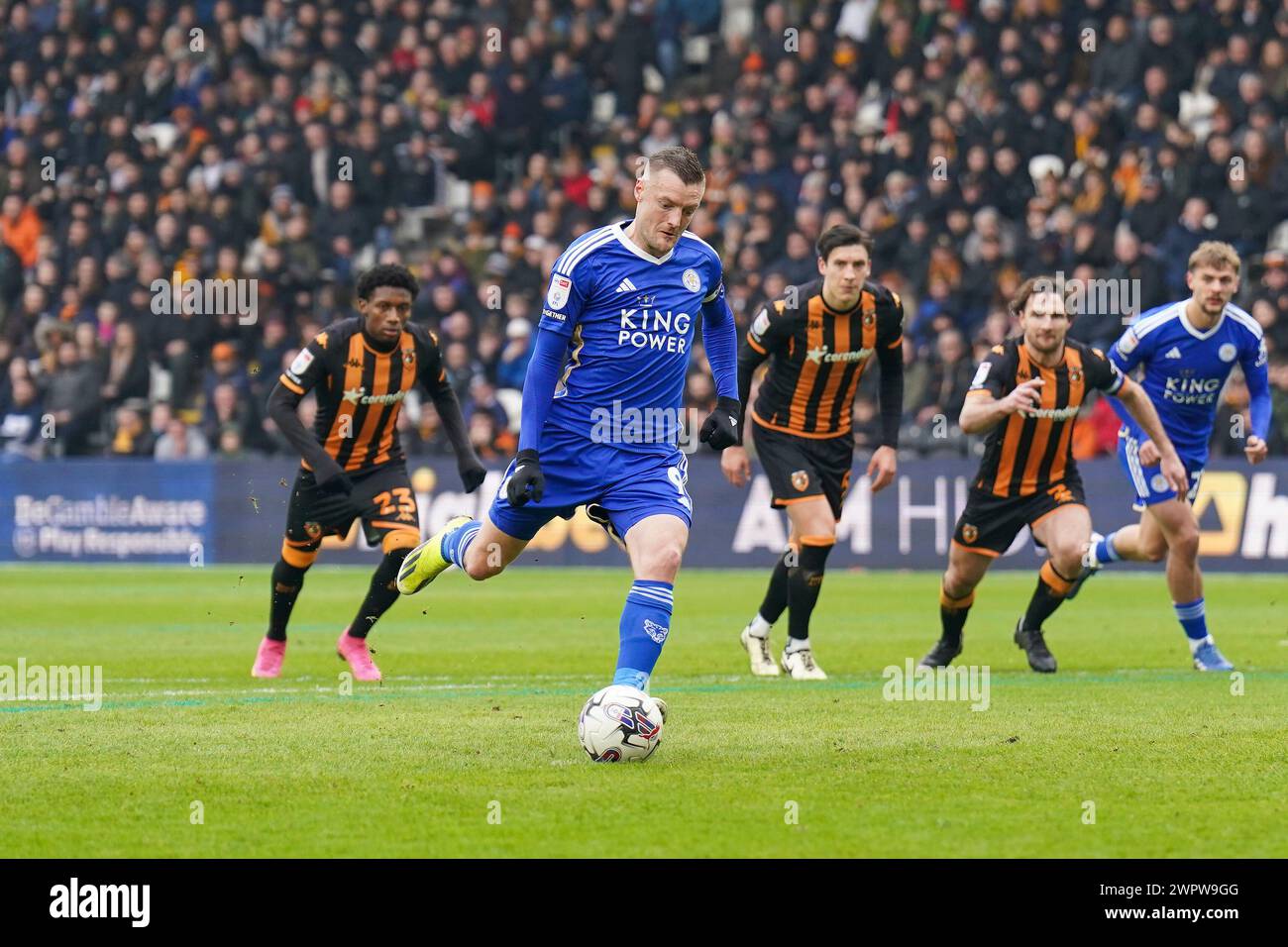 Hull, Regno Unito. 9 marzo 2024. L'attaccante del Leicester City Jamie Vardy (9) segna un GOL di 1-1 e festeggia durante la partita del campionato EFL Hull City AFC contro Leicester City FC al MKM Stadium di Hull, Inghilterra, Regno Unito il 9 marzo 2024 Credit: Every Second Media/Alamy Live News Foto Stock