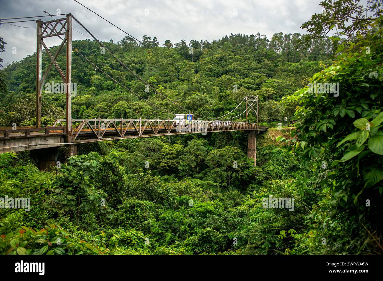 San Isidro de Peñas Blancas sospensione ponte attraversa la Penas Blancas fiume in Costa Rica centrale. Ponte tra La Fortuna e San Ramon in d Foto Stock