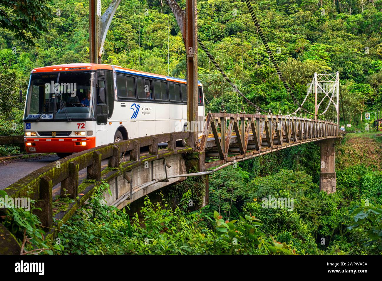 San Isidro de Peñas Blancas sospensione ponte attraversa la Penas Blancas fiume in Costa Rica centrale. Ponte tra La Fortuna e San Ramon in d Foto Stock