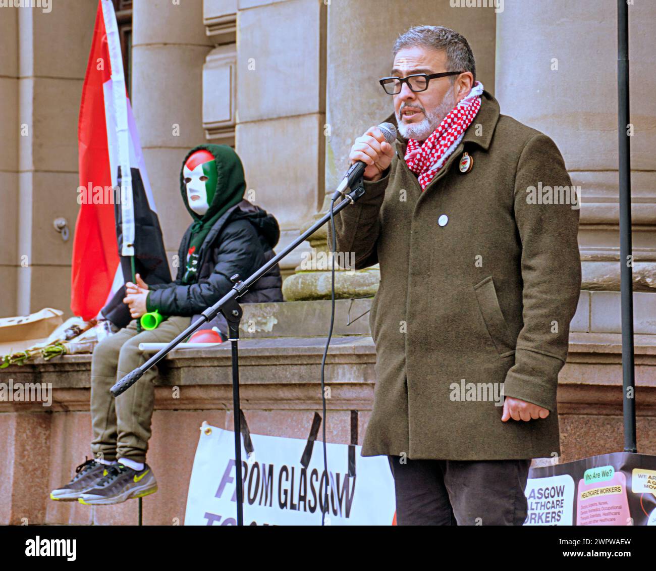 Glasgow, Scozia, Regno Unito. 9 marzo 2024: Gaza Gaza il chirurgo di guerra Dr. Ghassan Abu-Sittah Palestine è in piedi per essere rettore della protesta dell'Università di Glasgow in piazza George di fronte all'ingresso delle camere della città, seguita da una marcia attraverso la città. Credit Gerard Ferry/Alamy Live News Foto Stock