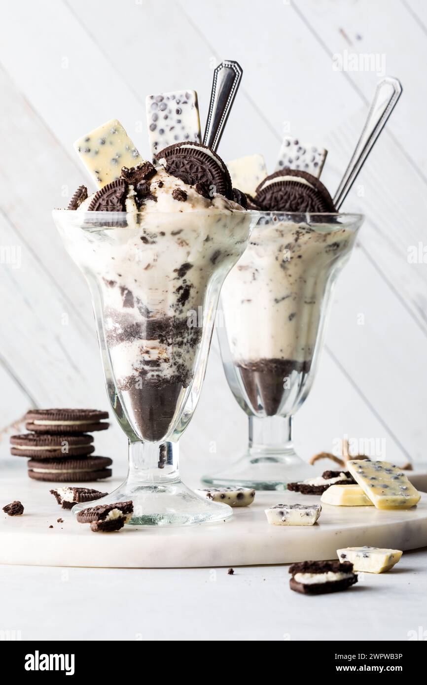 Deliziosi biscotti al cioccolato rinfrescanti e parfait per dessert con gelato. Foto Stock
