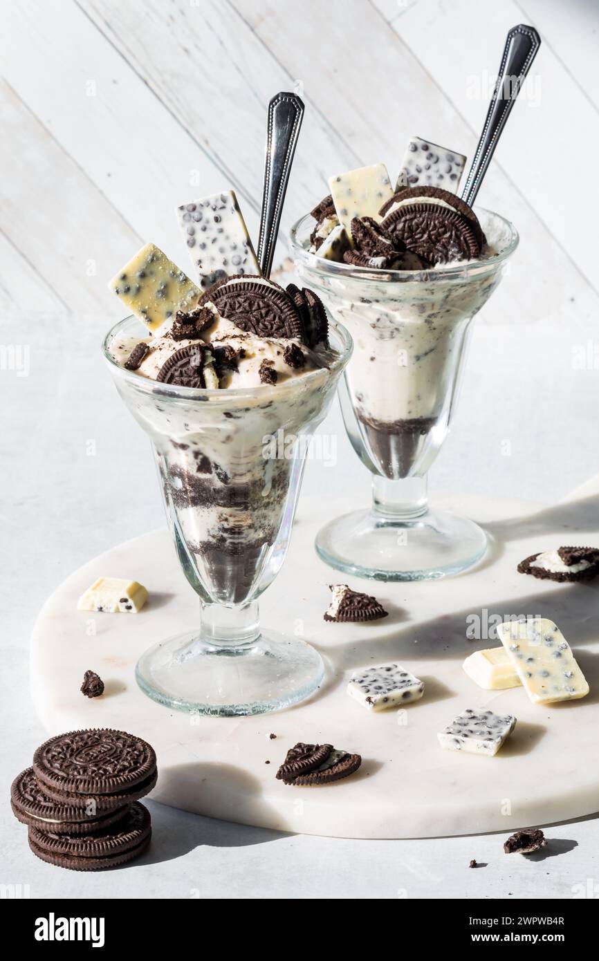 Deliziosi biscotti e parfait da dessert con gelato alla luce del sole. Foto Stock