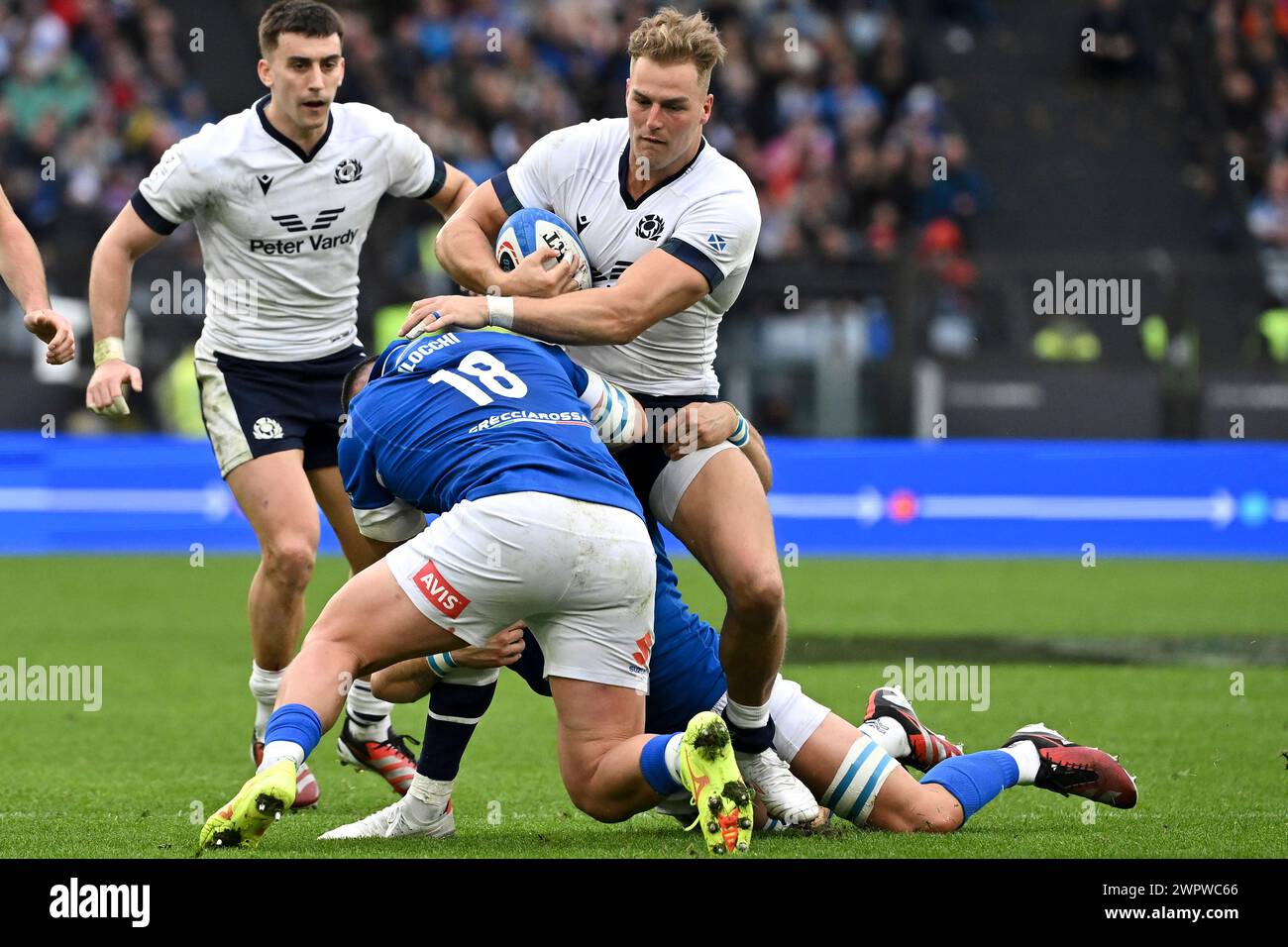 Roma, Italia. 9 marzo 2024. Giosue Zilocchi d'Italia e Duhan van der Merwe di Scozia competono per il pallone durante la partita di rugby delle sei Nazioni tra Italia e Scozia allo Stadio Olimpico di Roma il 9 marzo 2024. Crediti: Insidefoto di andrea staccioli/Alamy Live News Foto Stock
