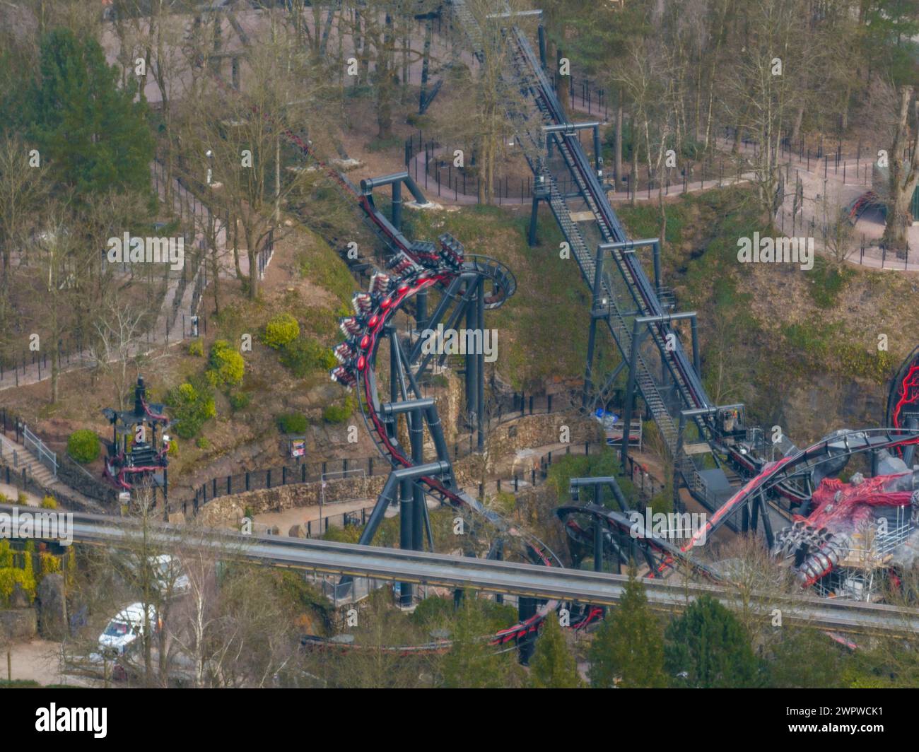 Nemesis Reborn Testing prima che Alton Towers apra per il 2024 preso dall'aereo del drone Foto Stock
