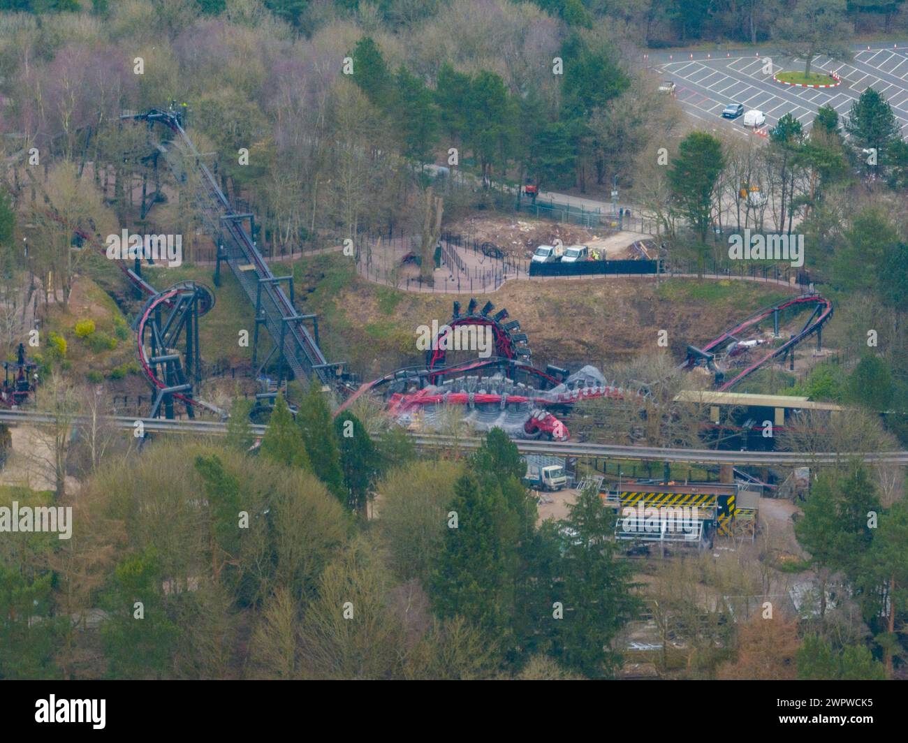 Nemesis Reborn Testing prima che Alton Towers apra per il 2024 preso dall'aereo del drone Foto Stock