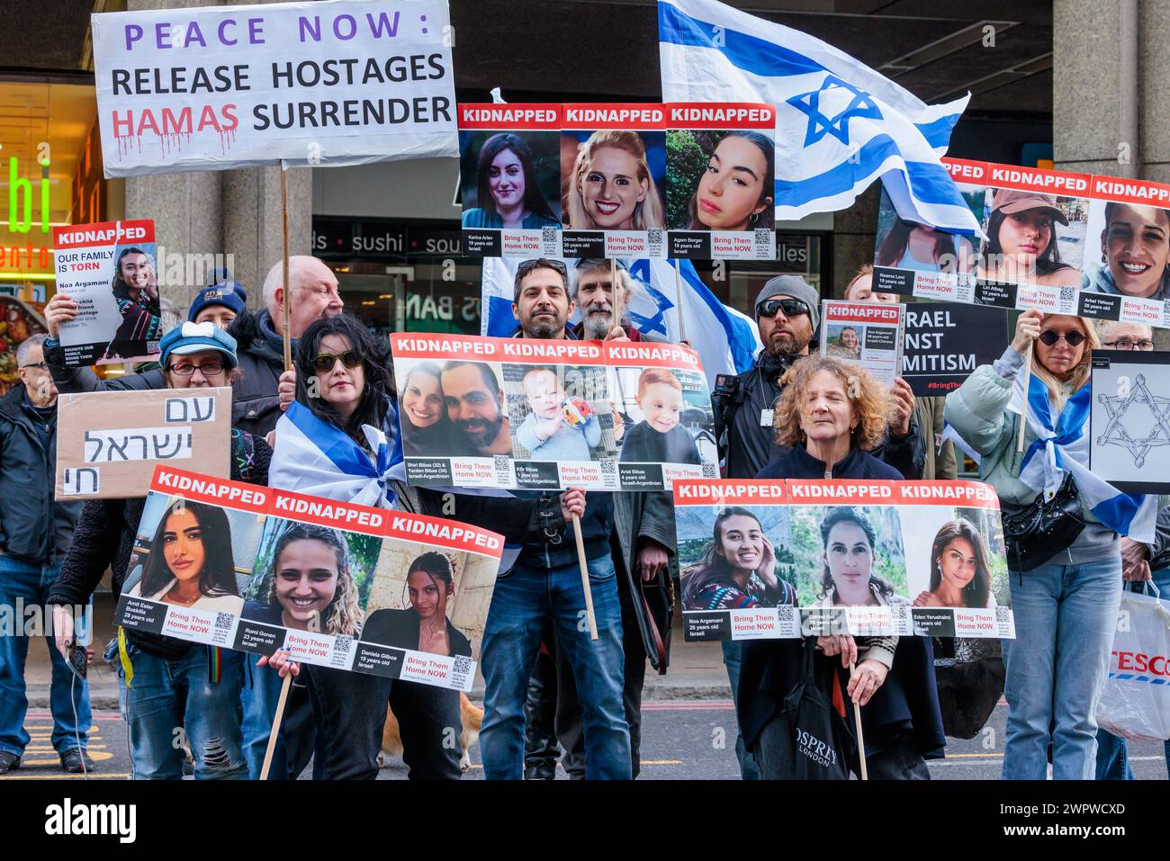 Victoria, Londra, Regno Unito. 9 marzo 2024. Per la prima volta, una contro-protesta formale si sta svolgendo nel centro di Londra. In risposta a cinque mesi di marce pro-palestinesi quasi settimanali, che sono state promosse pacificamente, ma hanno reso il centro di Londra una zona intimidatoria per gli ebrei e molti altri, basta, un collettivo di residenti britannici preoccupati e cittadini di tutte le fedi, si trova unito contro il crescente odio per le strade di Londra. Foto di Amanda Rose/Alamy Live News Foto Stock