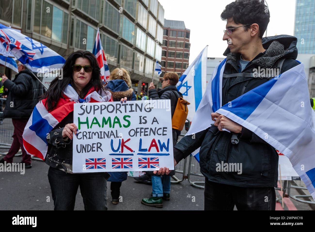 Victoria, Londra, Regno Unito. 9 marzo 2024. Per la prima volta, una contro-protesta formale si sta svolgendo nel centro di Londra. In risposta a cinque mesi di marce pro-palestinesi quasi settimanali, che sono state promosse pacificamente, ma hanno reso il centro di Londra una zona intimidatoria per gli ebrei e molti altri, basta, un collettivo di residenti britannici preoccupati e cittadini di tutte le fedi, si trova unito contro il crescente odio per le strade di Londra. Foto di Amanda Rose/Alamy Live News Foto Stock