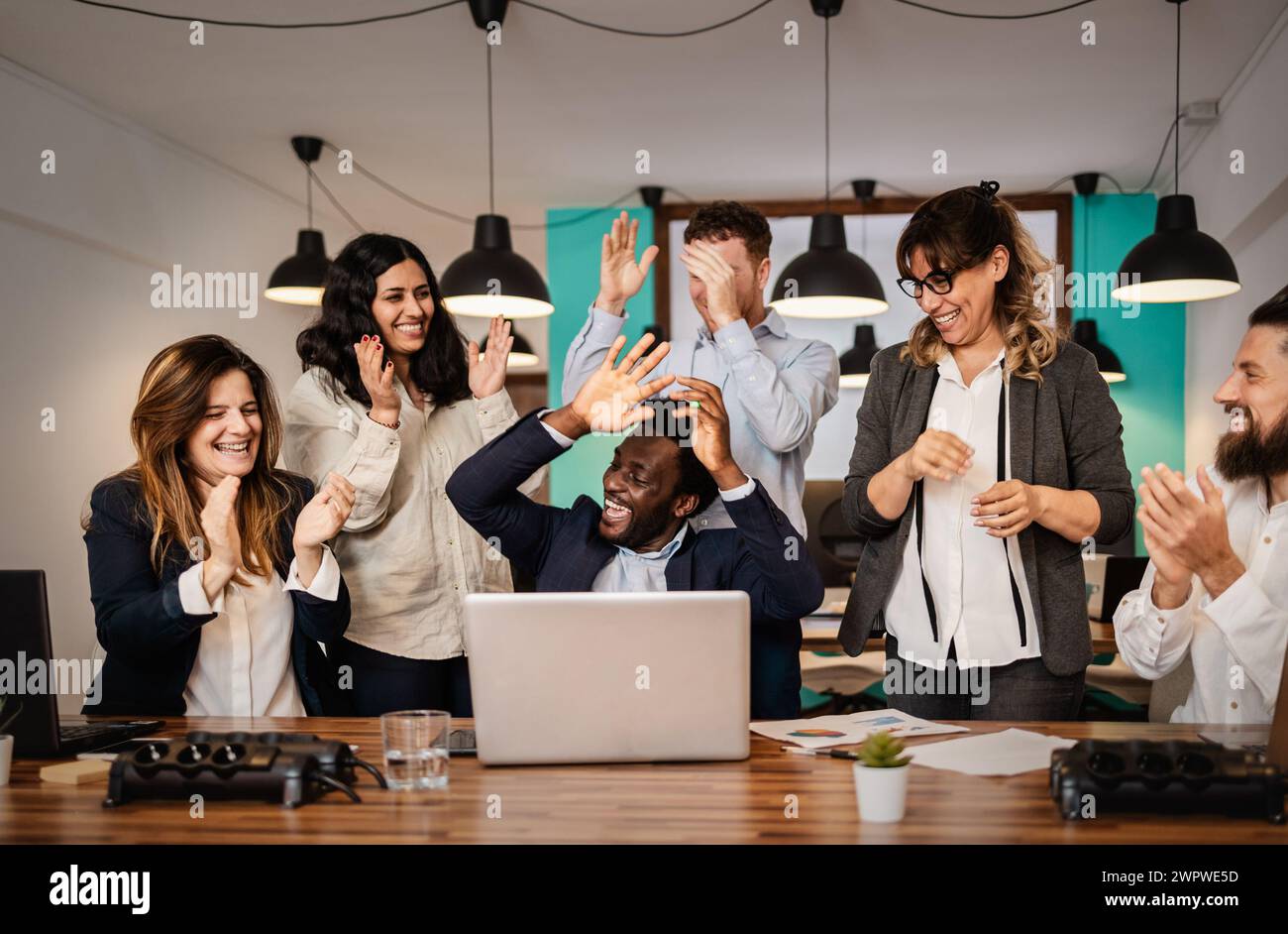 Team di business multirazziale che celebra il successo all'interno di un ufficio moderno - Entrepreneurs People Concept Foto Stock