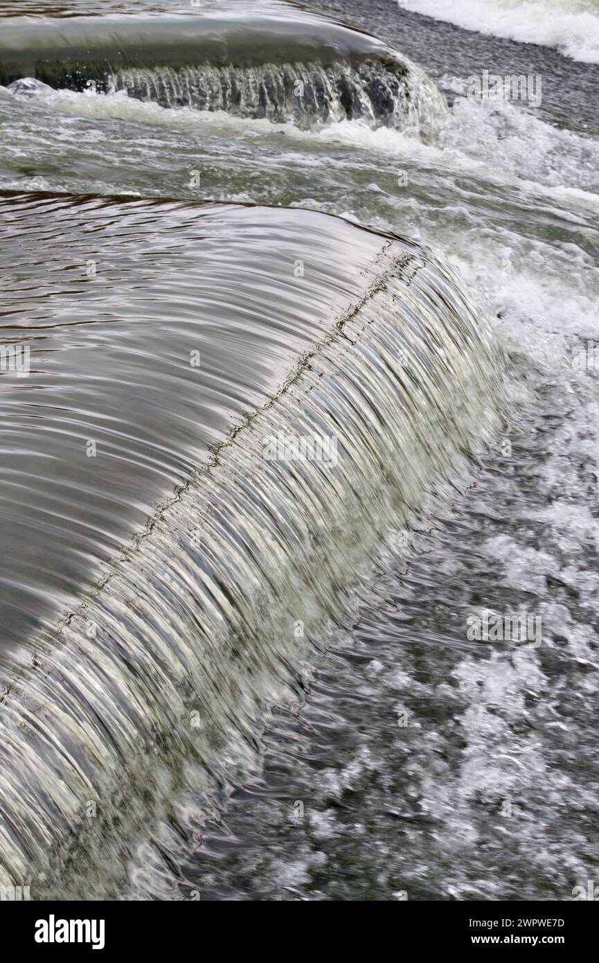 Modello astratto di acqua che scorre veloce in una diga Foto Stock