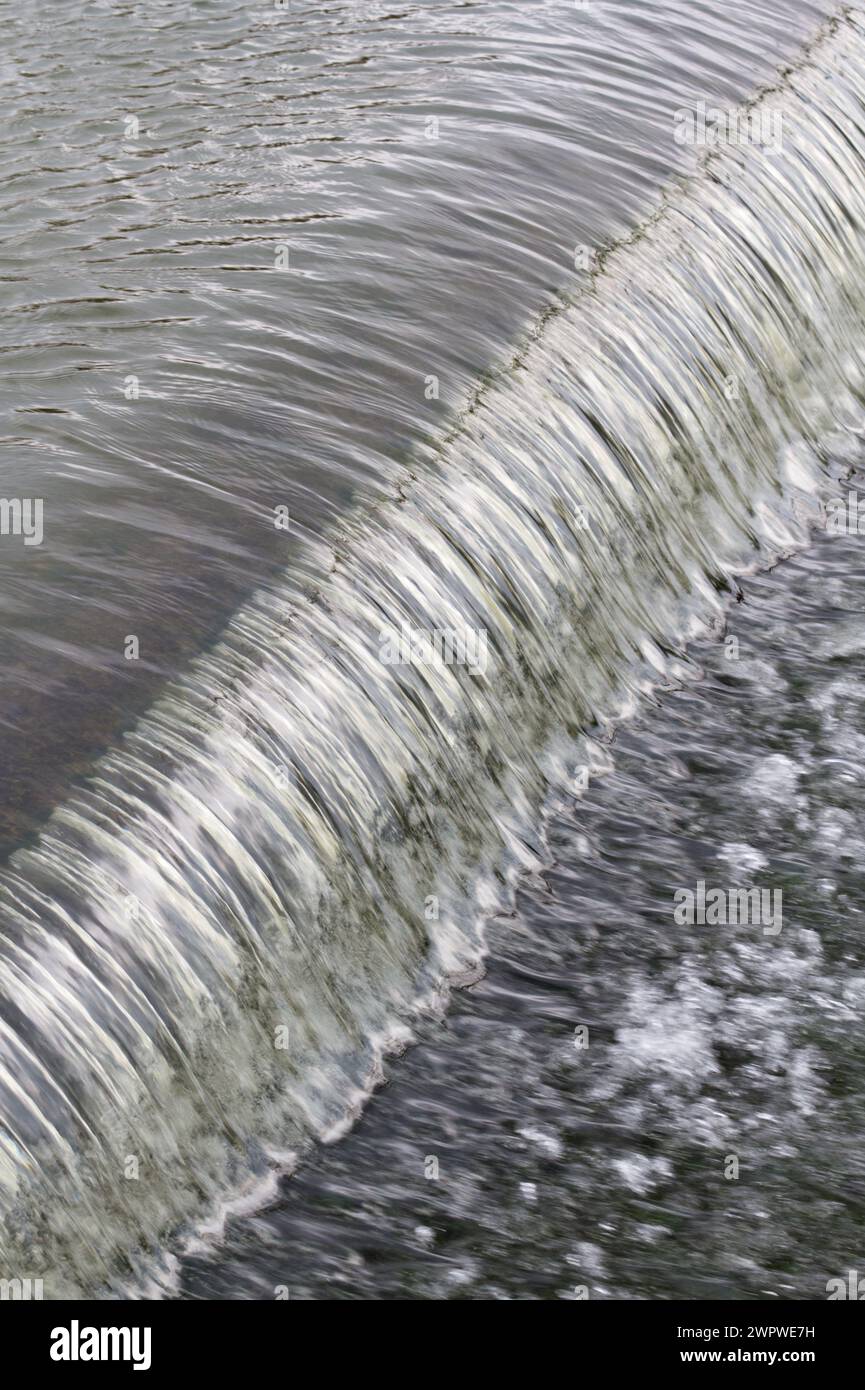 Modello astratto di acqua che scorre veloce in una diga Foto Stock