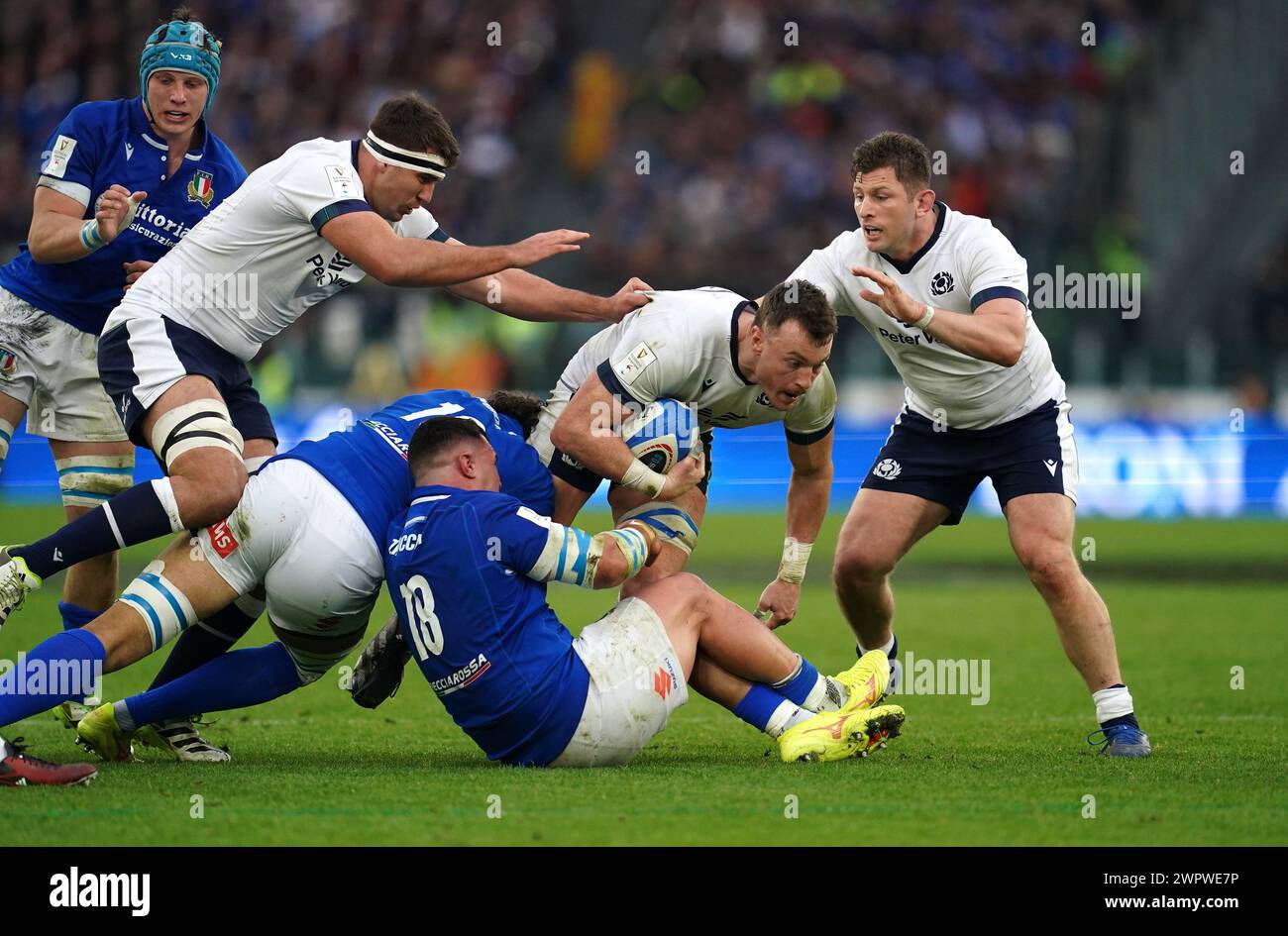 Lo scozzese Jack Dempsey (centro) viene affrontato dall'italiano Giosue Zilocchi durante la partita del Guinness Six Nations allo Stadio Olimpico di Roma. Data foto: Sabato 9 marzo 2024. Foto Stock