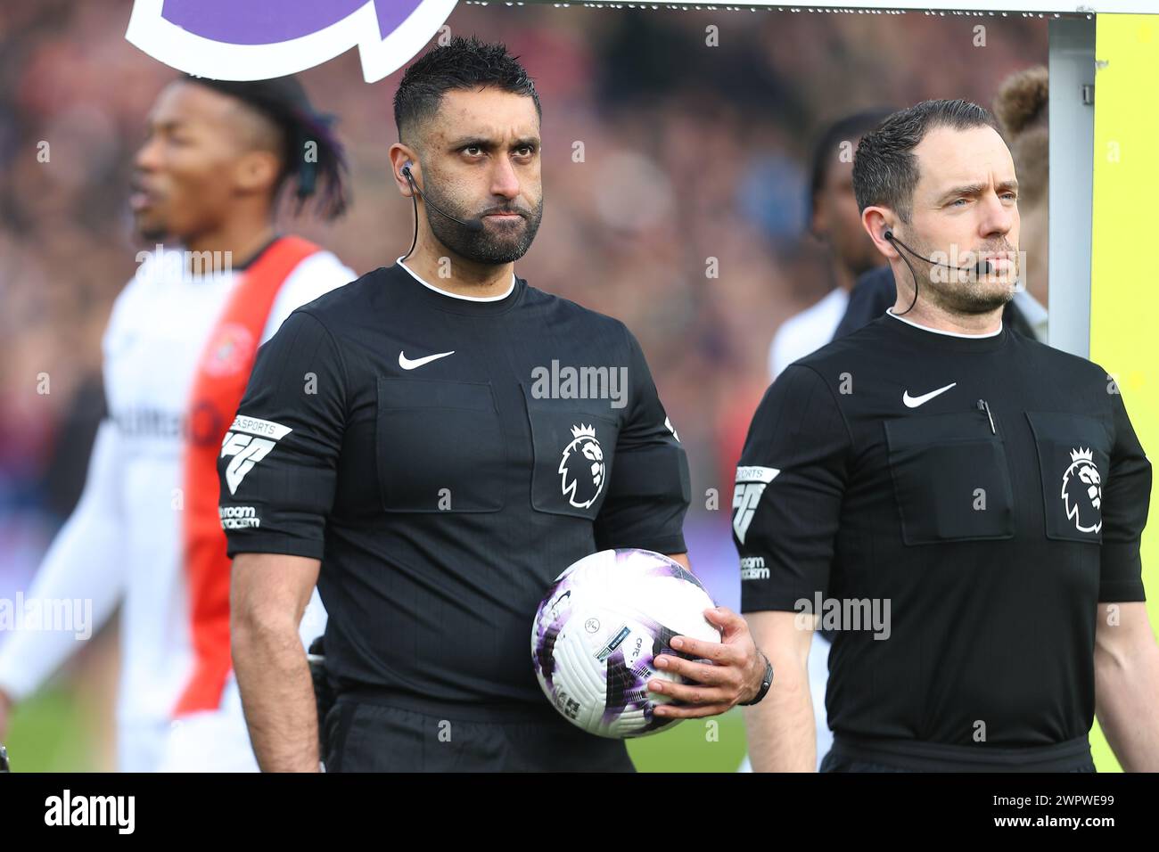 Selhurst Park, Selhurst, Londra, Regno Unito. 9 marzo 2024. Premier League Football, Crystal Palace contro Luton Town; arbitro Sunny Singh Gill con il pallone per l'inizio della partita. Credito: Action Plus Sports/Alamy Live News Foto Stock