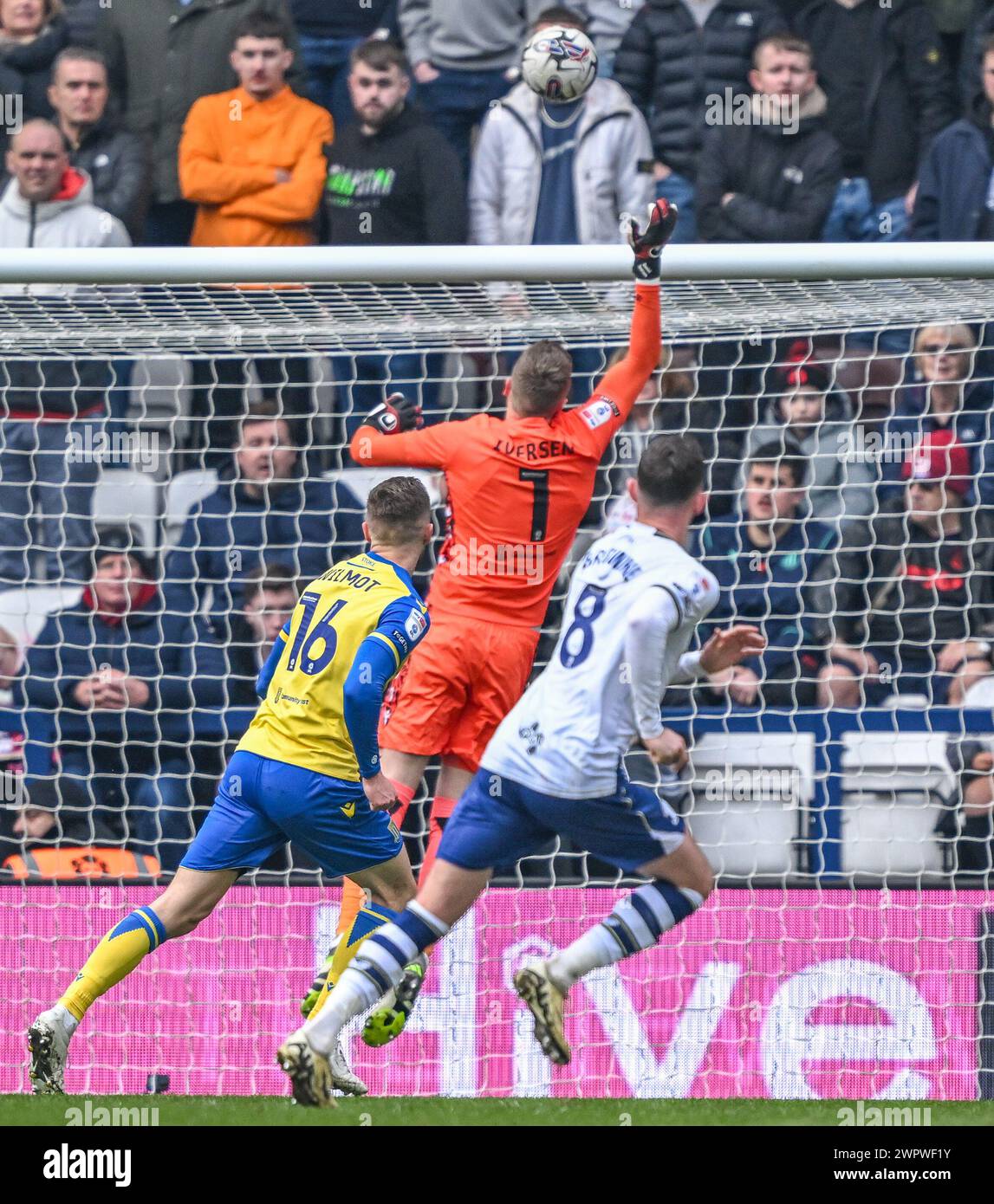 Deepdale, Preston, Regno Unito. 9 marzo 2024. EFL Championship Football, Preston North End contro Stoke City; il portiere Daniel Iversen di Stoke City punta la palla sulla sua barra di cross Credit: Action Plus Sports/Alamy Live News Foto Stock