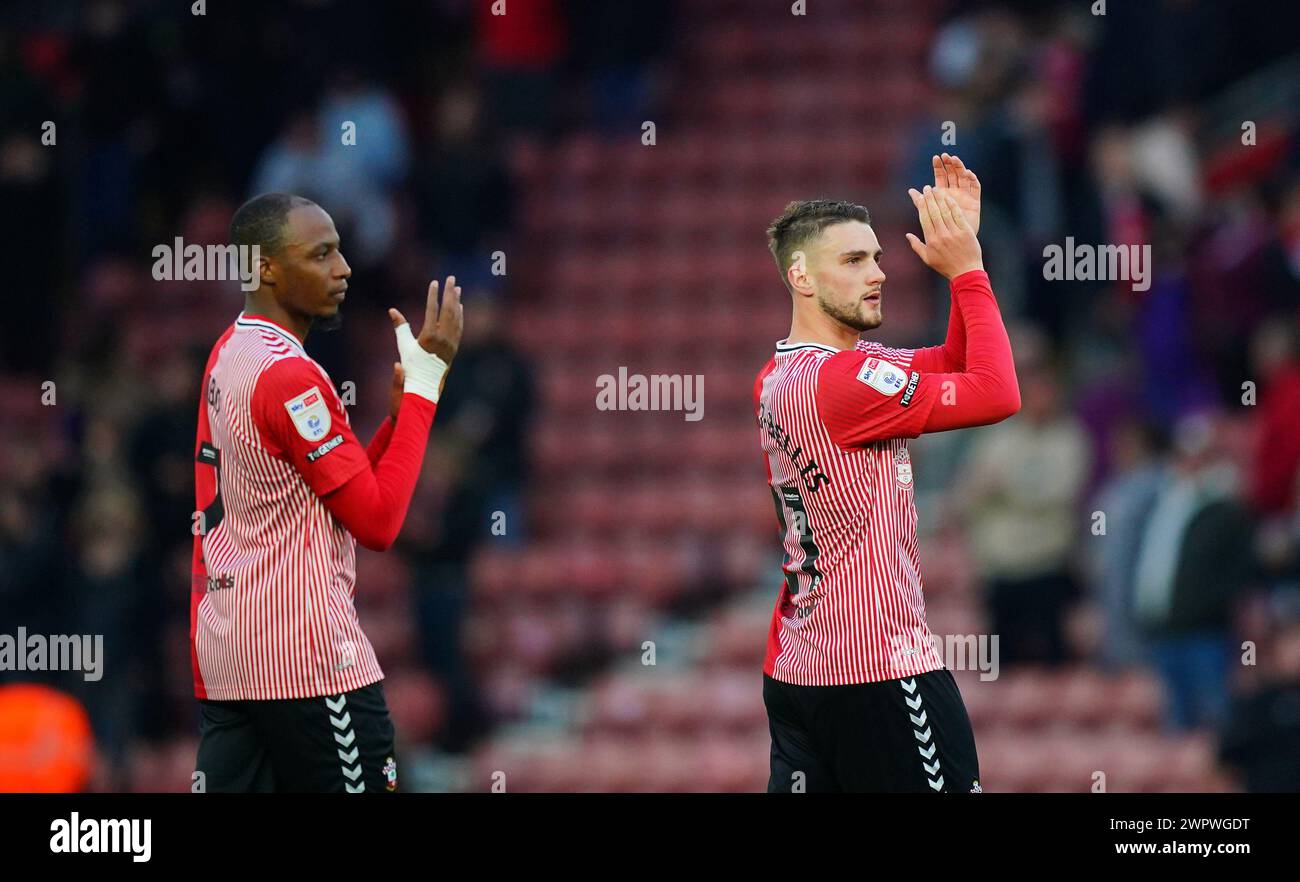 Joe Aribo di Southampton (a sinistra) e Taylor Harwood-Bellis di Southampton celebrano la vittoria dopo l'ultima partita del fischio dello Sky Bet Championship al St Mary's Stadium di Southampton. Data foto: Sabato 9 marzo 2024. Foto Stock