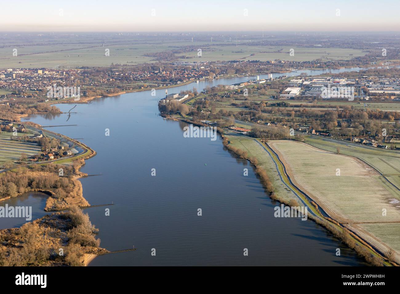 Vista aerea che vola sopra il fiume olandese Lek vicino a Rotterdam con vista al villaggio Schoonhoven Foto Stock