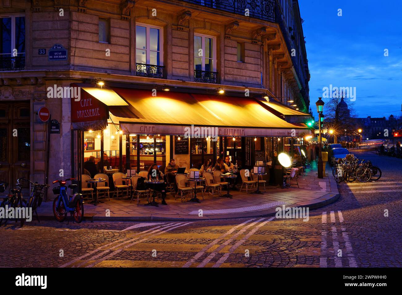 Peolpe nella brasserie le Lutetia in via Jean du Bellay vicino alla cattedrale di Notre Dame, Parigi, Francia. Foto Stock