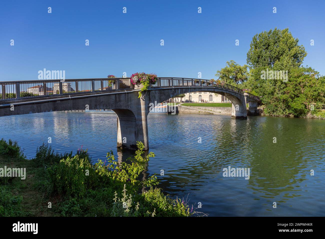 Europa, Francia, Nouvelle-Aquitaine, Saintes, Passerelle Piéton de Saintes (ponte pedonale) sul fiume Charente dalla riva sinistra Foto Stock