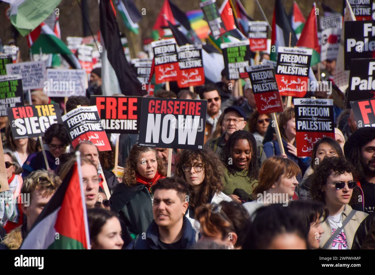 Londra, Regno Unito. 9 marzo 2024. I manifestanti marciano con cartelli pro-Palestina durante la manifestazione. Migliaia di persone marciano verso l'ambasciata degli Stati Uniti in solidarietà con la Palestina, chiedendo un cessate il fuoco mentre la guerra Israele-Hamas continua. Credito: SOPA Images Limited/Alamy Live News Foto Stock