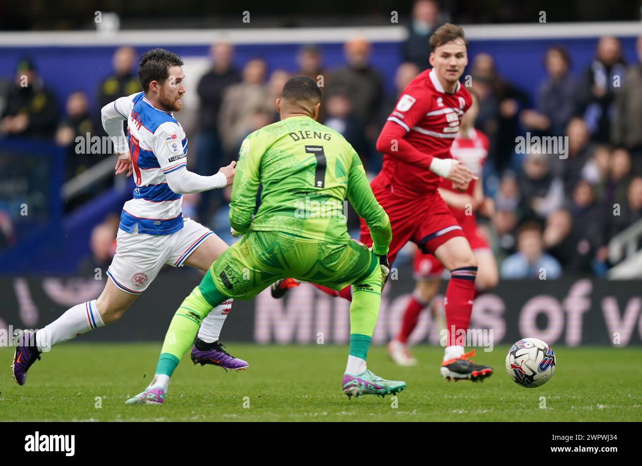 LONDRA, INGHILTERRA - 9 MARZO: Paul Smyth dei Queens Park Rangers sfidò Seny Dieng di Middlesbrough durante la partita del titolo Sky Bet tra Queens Park Rangers e Middlesbrough a Loftus Road il 9 marzo 2024 a Londra, Inghilterra. (Foto di Dylan Hepworth/MB Media) Foto Stock