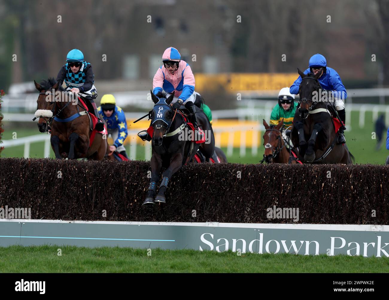 Hudson De Grugy (centro) guidato dal fantino Niall Houlihan durante l'handicap Chase del betting.betfair.com all'ippodromo di Sandown Park, Surrey. Data foto: Sabato 9 marzo 2024. Foto Stock