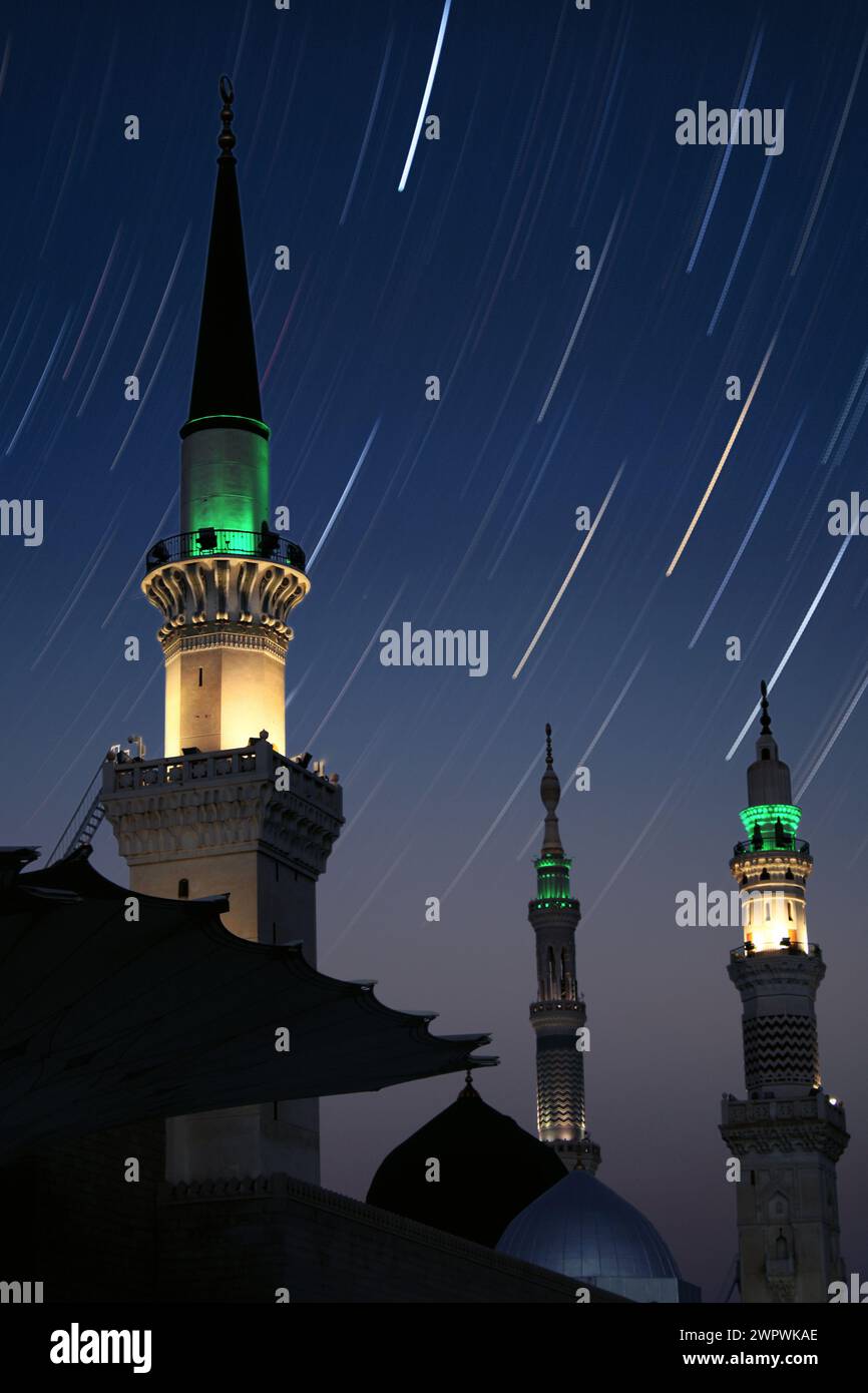 Una moschea con la luna piena nel cielo. Masjid nabi di Medina, moschea di notte. Masjid nabi di Medina. Cupola verde e luna... Foto Stock