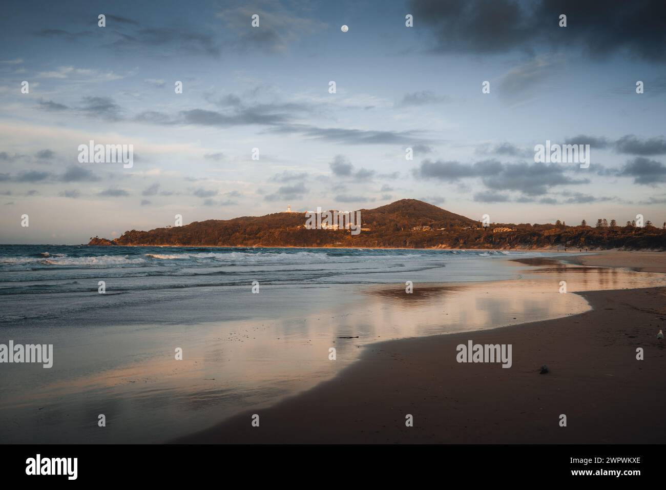 Il faro di Byron Bay si trova in cima al promontorio roccioso, il punto più orientale del continente australiano di fronte all'oceano Pacifico, in un paesaggio marino elevato Foto Stock