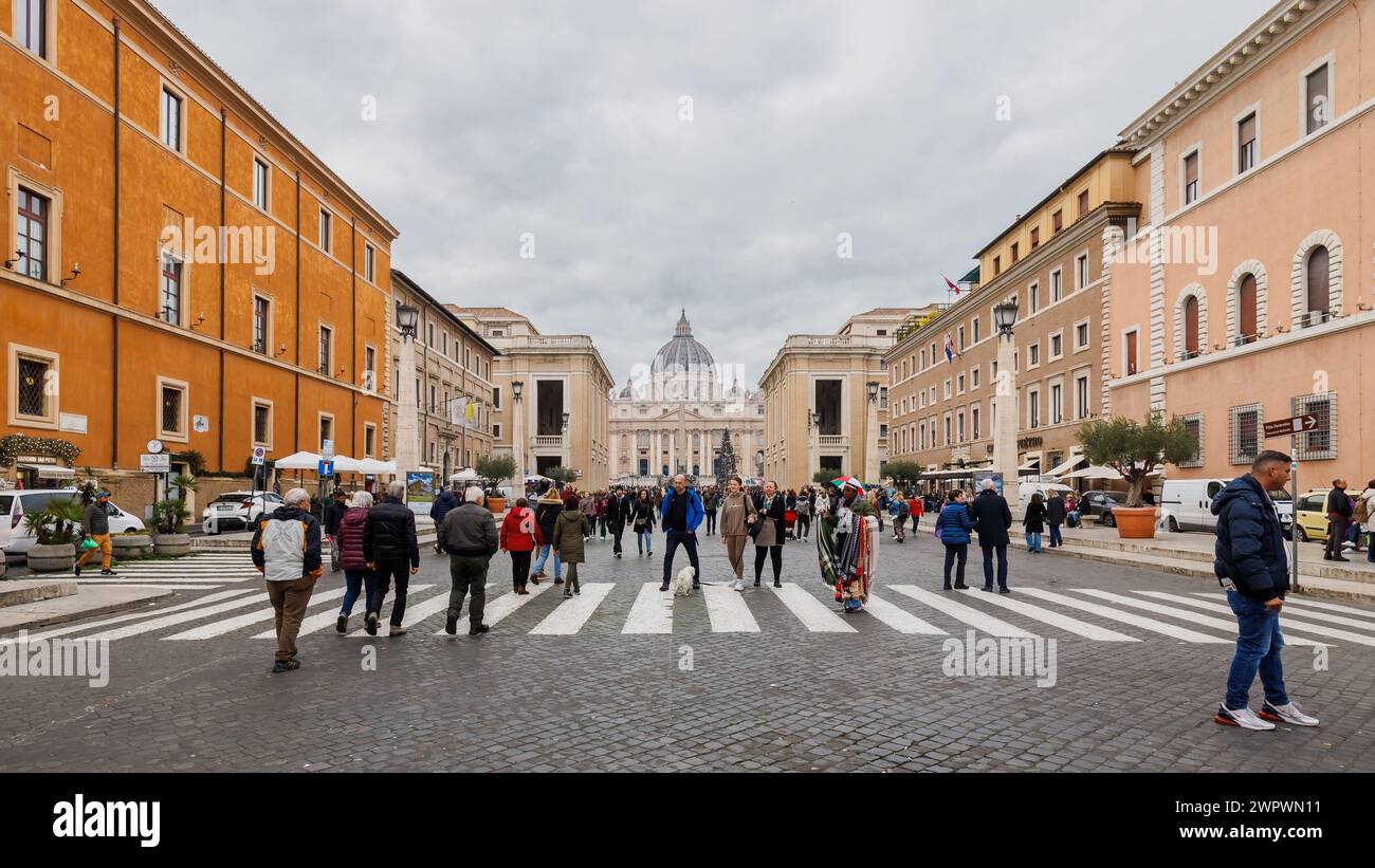 Città del Vaticano, Vaticano - 29 dicembre 2023: Veduta di via della conciliazione di fronte a St Basilica di Pietro in Piazza San Pietro (Piazza San Pietro Foto Stock