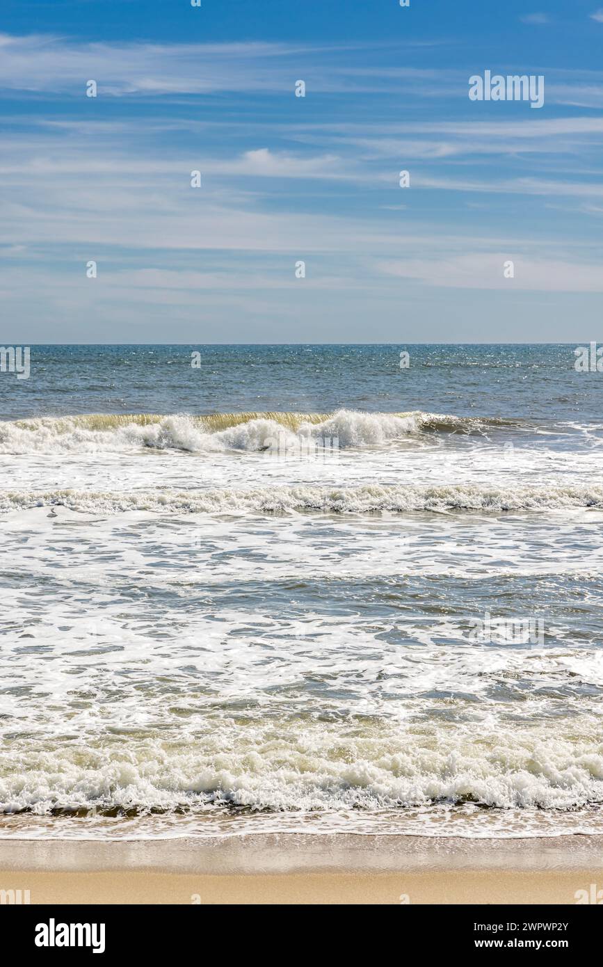 immagine verticale delle onde che arrivano su una spiaggia oceanica negli hamptons Foto Stock