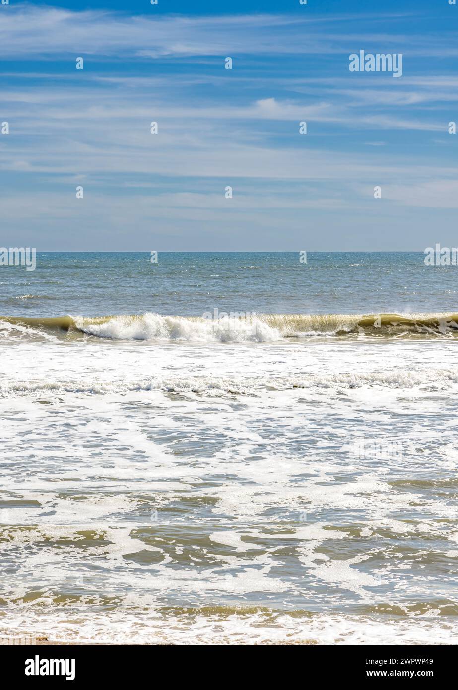 immagine verticale delle onde che arrivano su una spiaggia oceanica negli hamptons Foto Stock