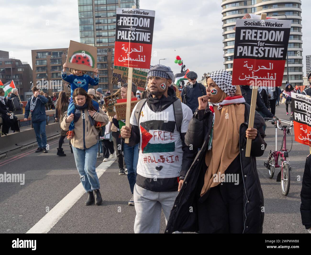 Londra, Regno Unito. 9 marzo 2024. La gente stava ancora inondando la grande marcia pacifica verso l'ambasciata degli Stati Uniti che chiedeva un cessate il fuoco completo a Gaza e la fine del genocidio israeliano oltre un'ora dopo che i primi manifestanti avevano attraversato il ponte di Vauxhall e hanno riempito la strada fino a quando si poteva vedere indietro dal ponte... I manifestanti chiedono una soluzione politica per portare pace e giustizia alla Palestina. Peter Marshall/Alamy Live News Foto Stock