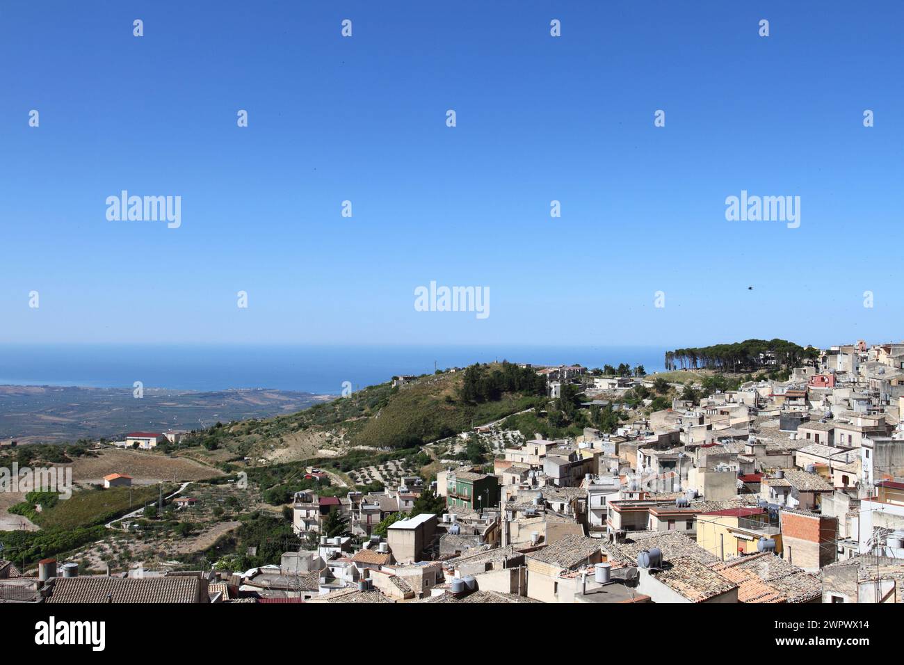 Viste spettacolari di Caltabellotta vicino alla cima della montagna, costa meridionale della Sicilia, Italia Foto Stock