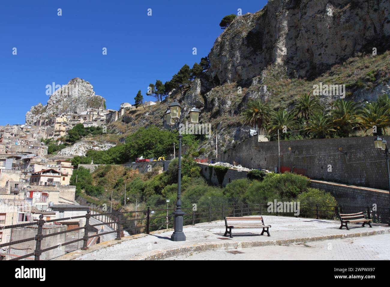 Guardando in alto dalla chiesa di Sant'Agostino, Caltabellotta, Sicilia, Italia Foto Stock