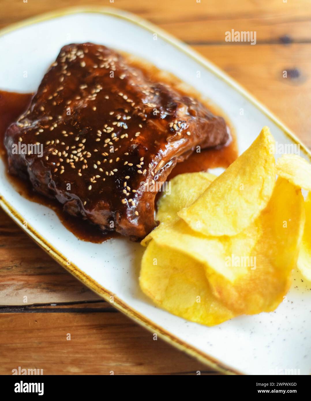 Costolette di maiale con salsa grigliata agrodolce Foto Stock
